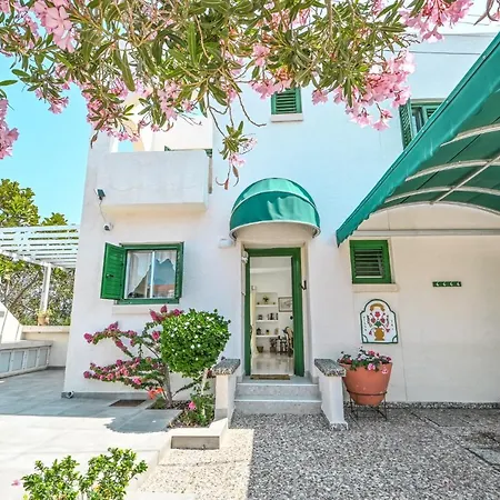 361-walk To Fig Tree Bay & Amenities