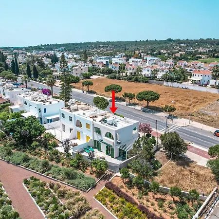 361-walk To Fig Tree Bay & Amenities